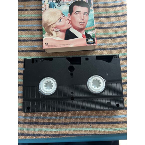 The Thrill of It All – Comedy Classics Doris Day VHS Movie – Vintage Pre-Loved - Picture 4 of 4